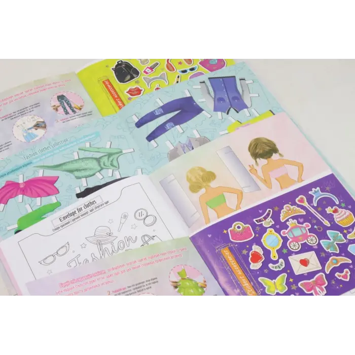 Книжка-одягалка "Fashion stylist: Модниця з собачкою" (укр)