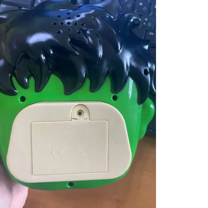 Уцінка. Електронна гра "Finger Press Pop-It Console: Халк" дефекти в роботі і зламанна ззаду кришка