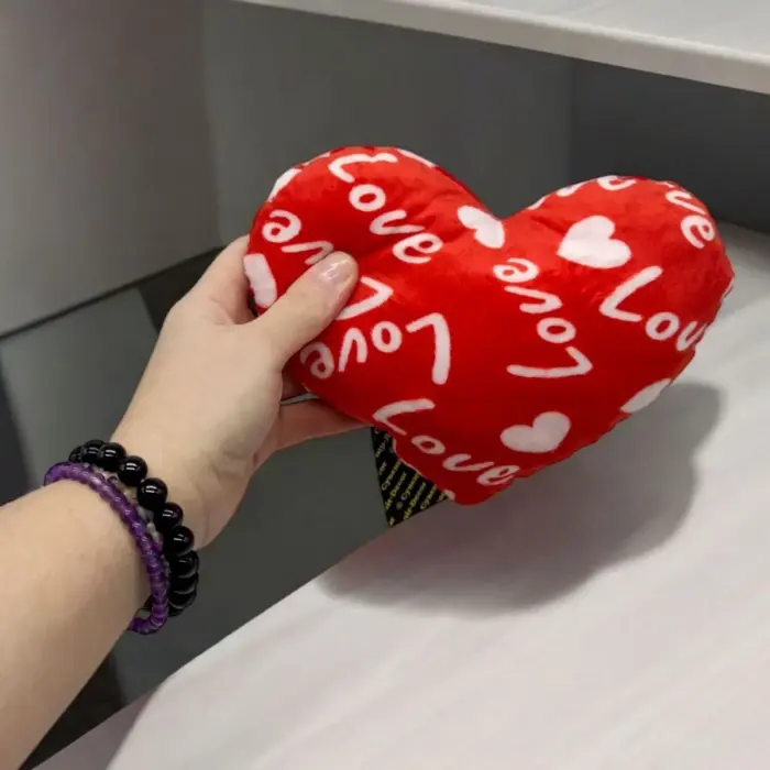 Іграшка м’яка "Серце Love" розмір S (20x7x14 см)