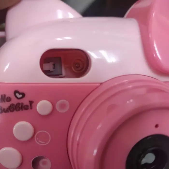 Уценка. Генератор мыльных пузырей "Камера аниме Hello Kitty" (розовый) Не фиксируется кнопка и повреждена упаковка