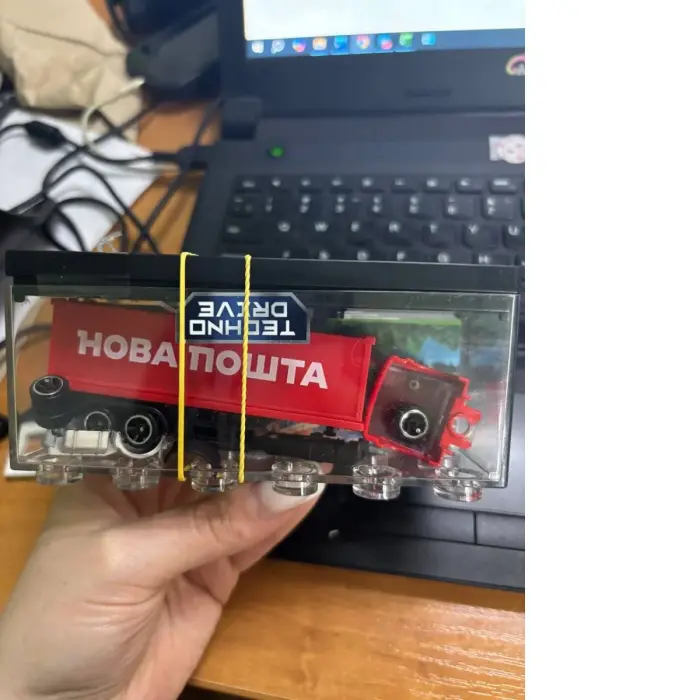 Уцінка. Модель – ФУРА НОВА ПОШТА (в пласт. боксі) поламана