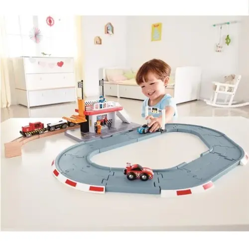 Автотрек Hape, Гоночна траса та станція