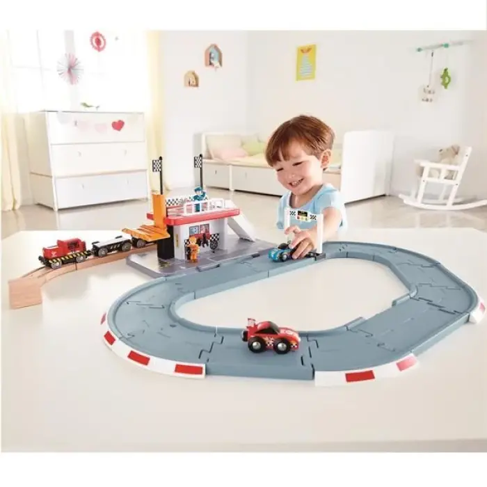 Автотрек Hape, Гоночна траса та станція