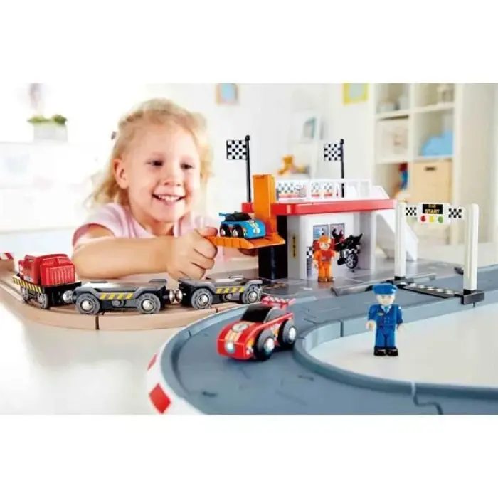 Автотрек Hape, Гоночна траса та станція